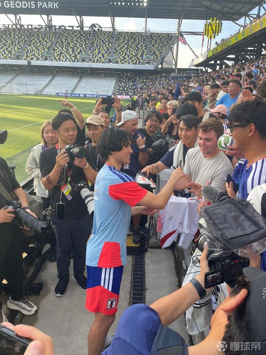 日媒:日本队抵达纳什维尔,远藤航首次合练